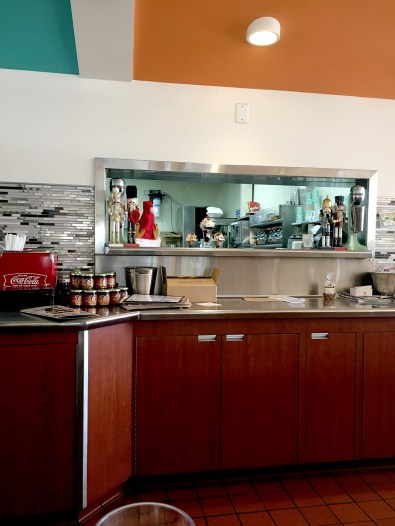 Twoheys yserving to kitchen